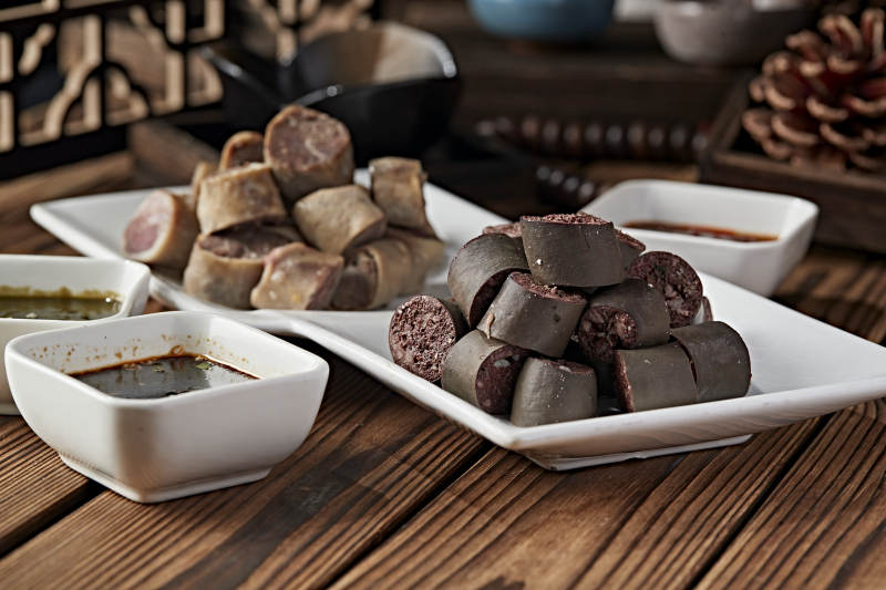 蒙餐蘸酱血肠白肠肉肠拼盘图片