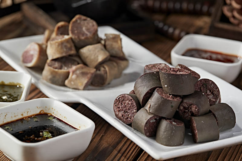 蒙餐蘸酱血肠白肠肉肠拼盘图片