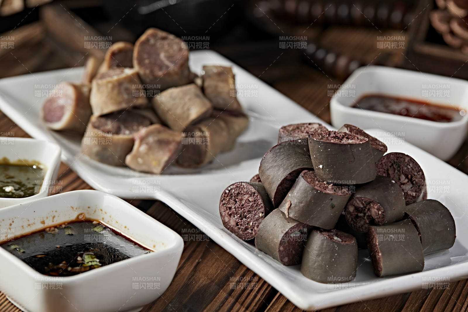 蒙餐蘸酱血肠白肠肉肠拼盘图片