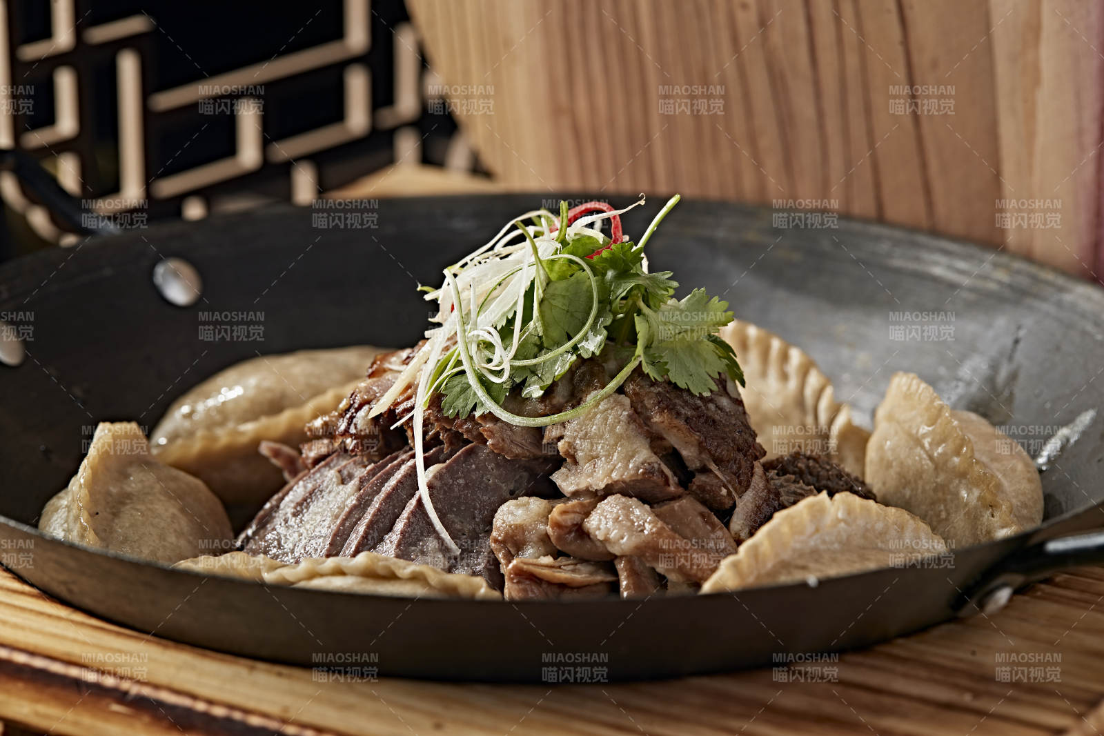 农家灶台铁锅炖猪杂配莜面蒸饺图片