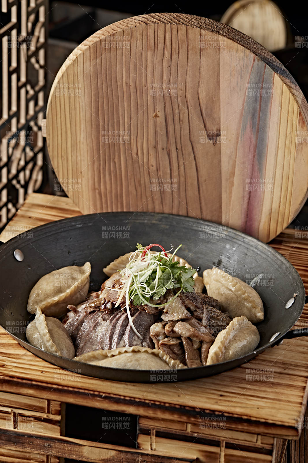 农家灶台铁锅炖猪杂配莜面蒸饺图片