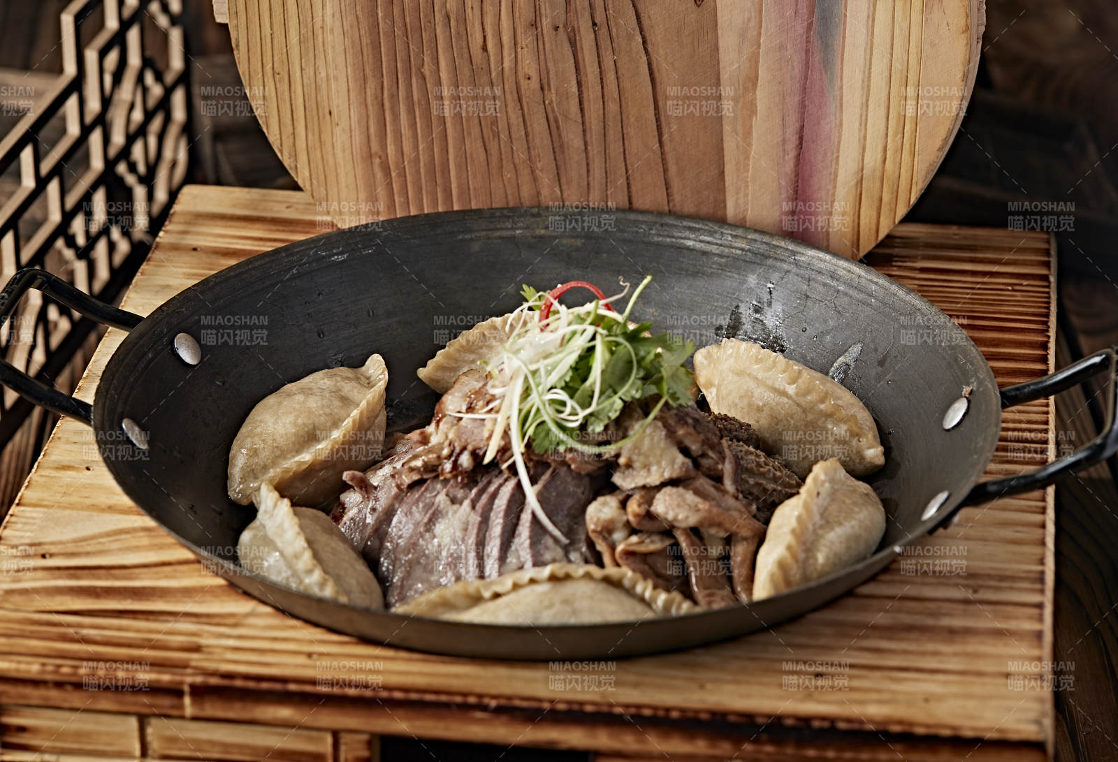 农家灶台铁锅炖猪杂配莜面蒸饺图片