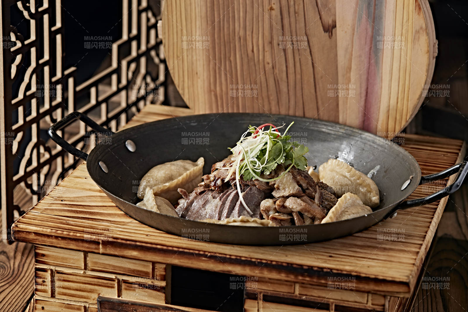 农家灶台铁锅炖猪杂配莜面蒸饺图片