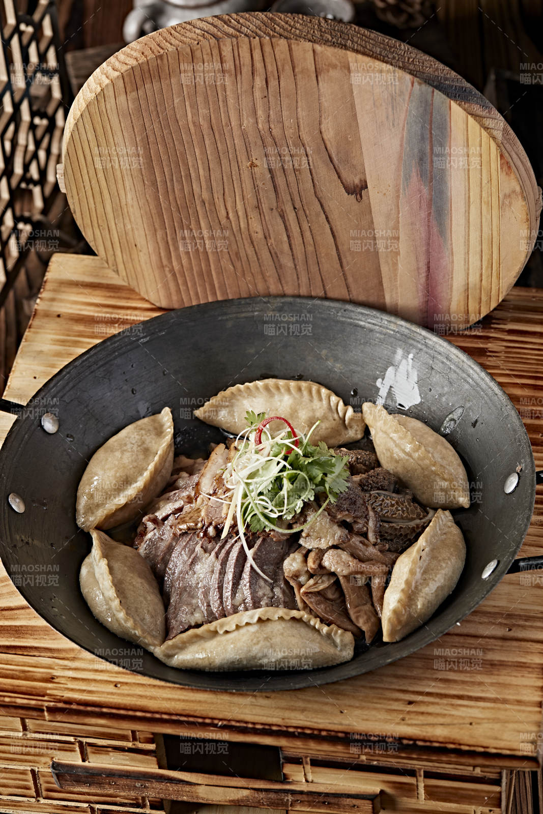 农家灶台铁锅炖猪杂配莜面蒸饺图片