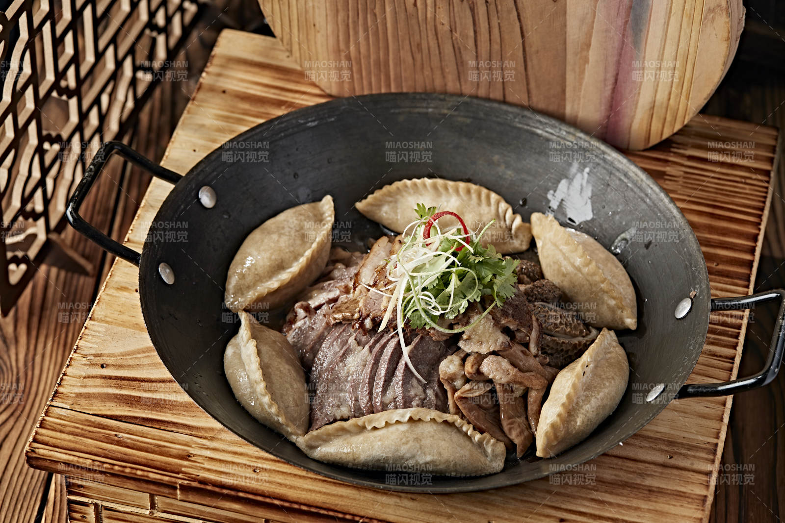 农家灶台铁锅炖猪杂配莜面蒸饺图片