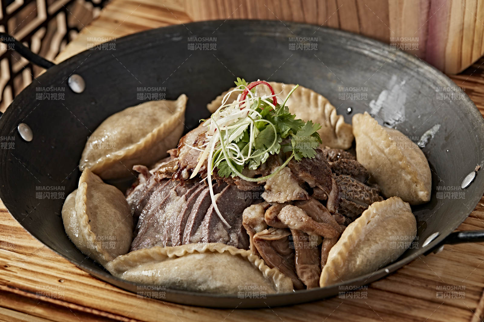 农家灶台铁锅炖猪杂配莜面蒸饺图片