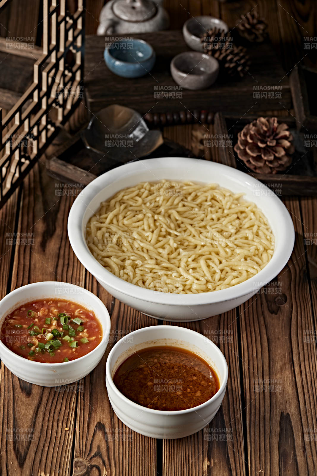 白色瓷盆装的浓汤豌豆粉图片