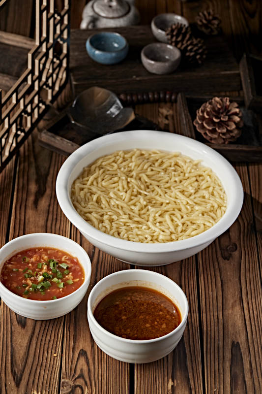 白色瓷盆装的浓汤豌豆粉图片