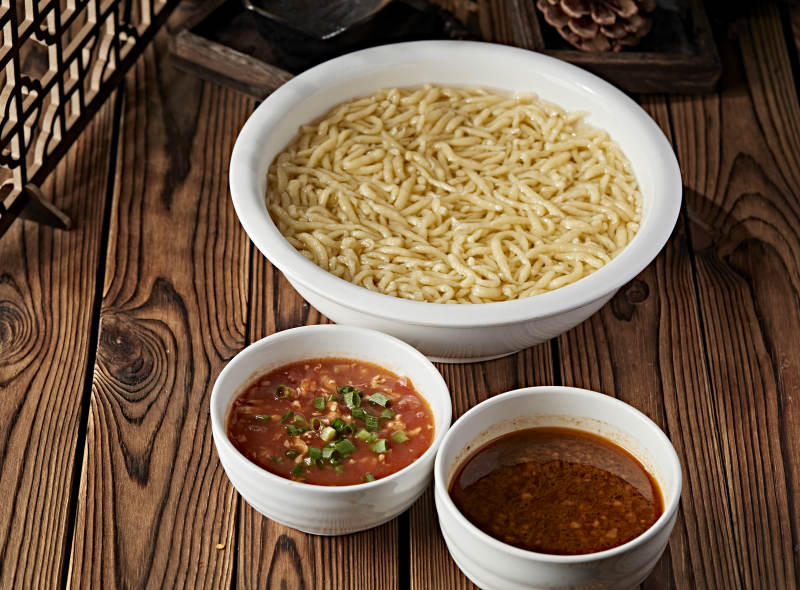 白色瓷盆装的浓汤豌豆粉图片