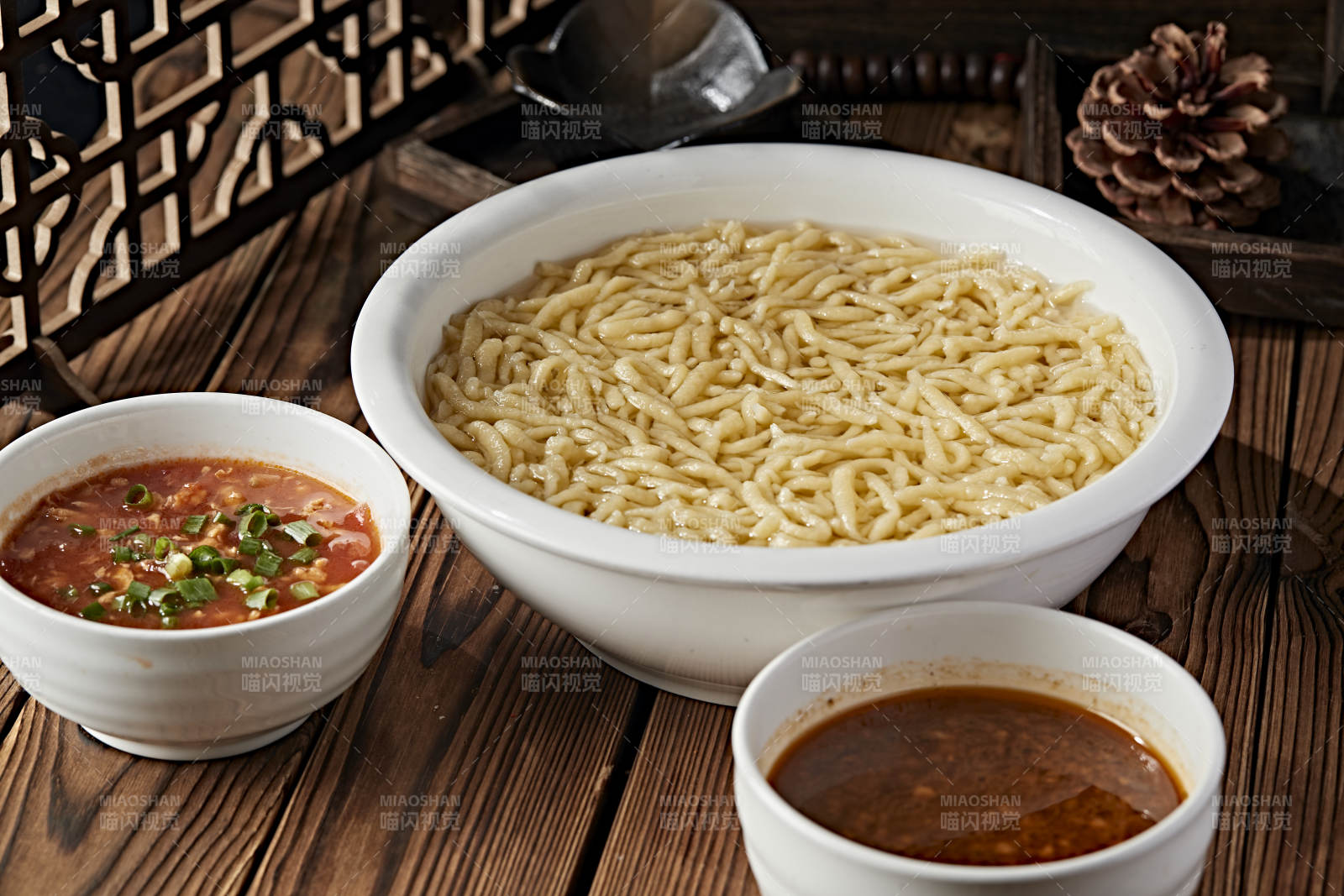 白色瓷盆装的浓汤豌豆粉图片