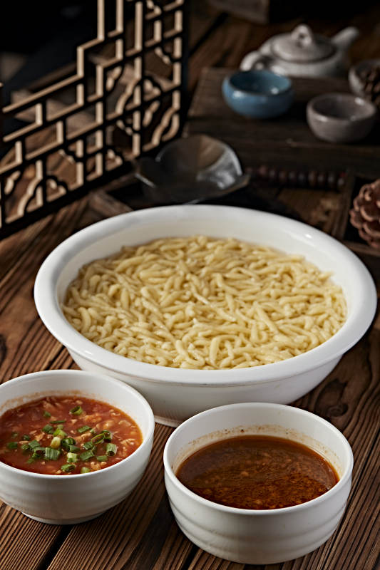 白色瓷盆装的浓汤豌豆粉图片