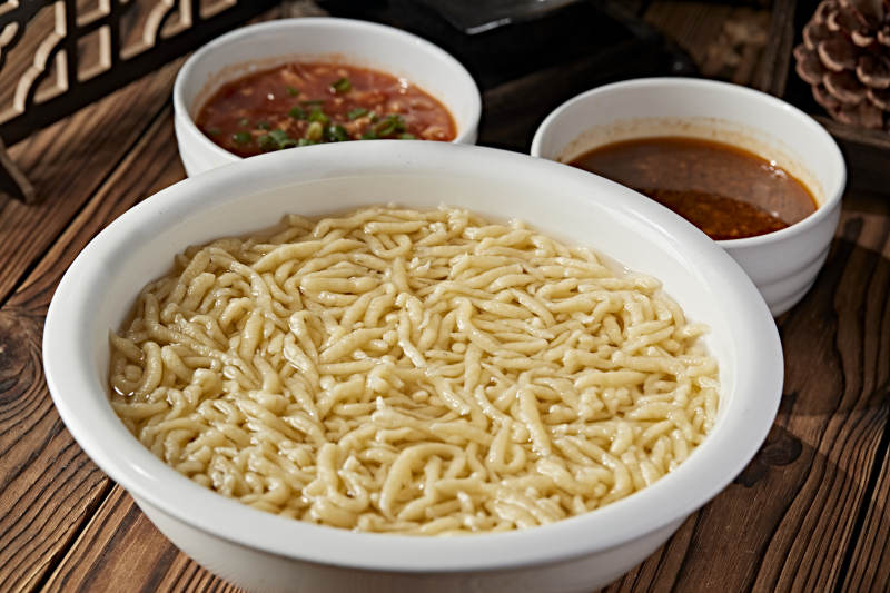 白色瓷盆装的浓汤豌豆粉图片