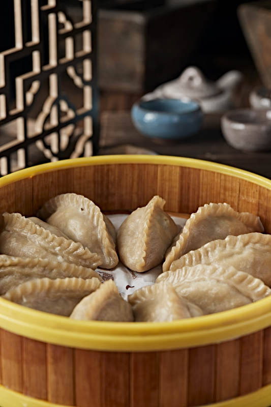 地皮菜辣椒粒炒柴鸡蛋配现烤一窝丝烧饼图片