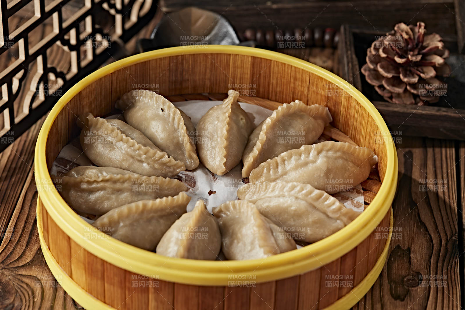 地皮菜辣椒粒炒柴鸡蛋配现烤一窝丝烧饼图片