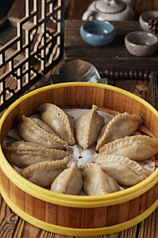 地皮菜辣椒粒炒柴鸡蛋配现烤一窝丝烧饼图片