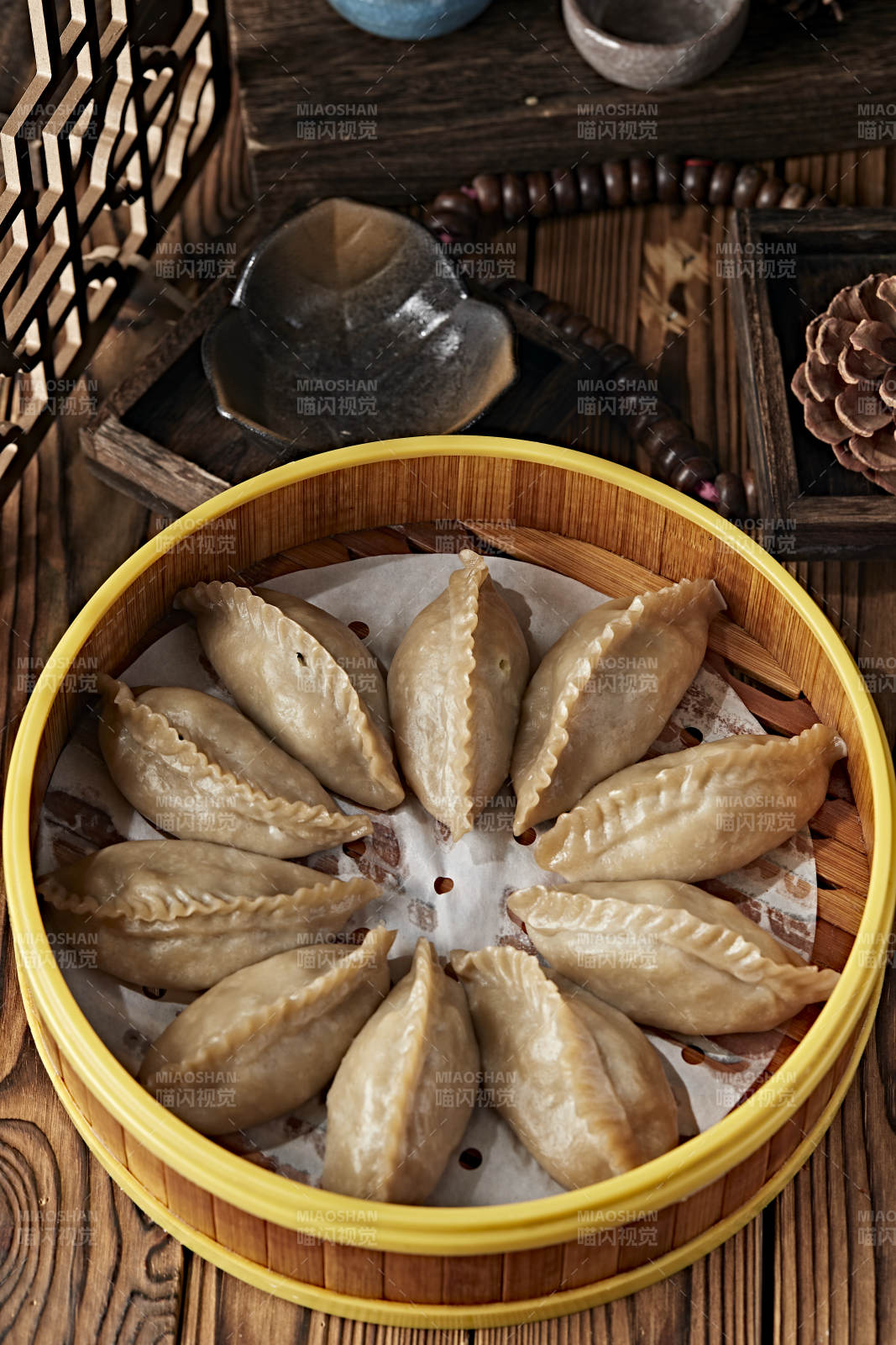 地皮菜辣椒粒炒柴鸡蛋配现烤一窝丝烧饼图片