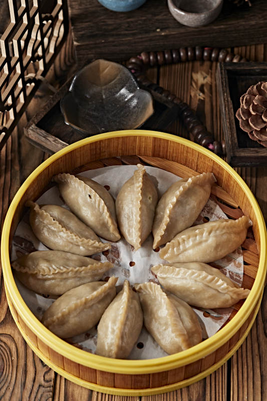 地皮菜辣椒粒炒柴鸡蛋配现烤一窝丝烧饼图片