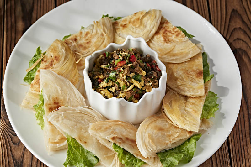 地皮菜辣椒粒炒柴鸡蛋配现烤一窝丝烧饼图片