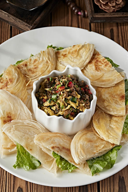 地皮菜辣椒粒炒柴鸡蛋配现烤一窝丝烧饼图片