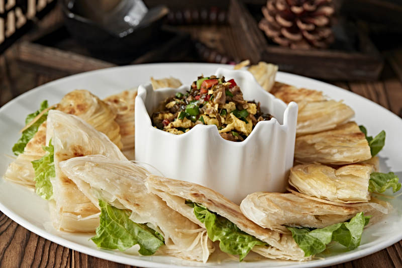 地皮菜辣椒粒炒柴鸡蛋配现烤一窝丝烧饼图片