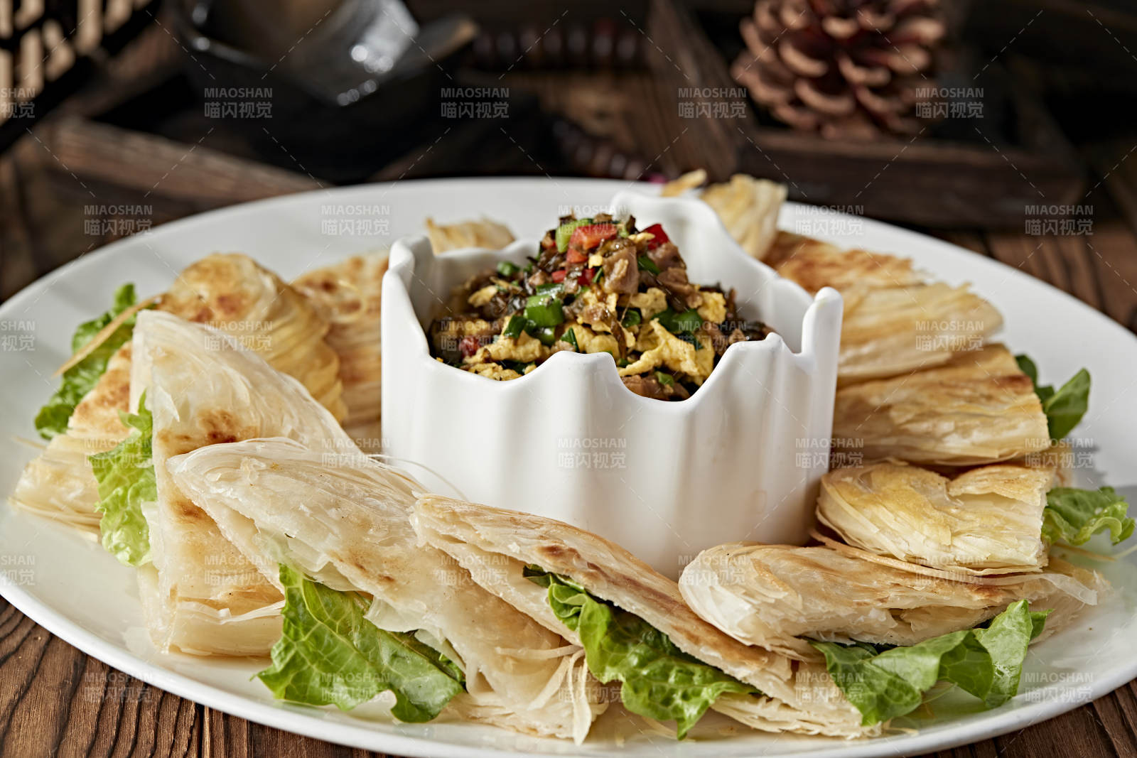 地皮菜辣椒粒炒柴鸡蛋配现烤一窝丝烧饼图片