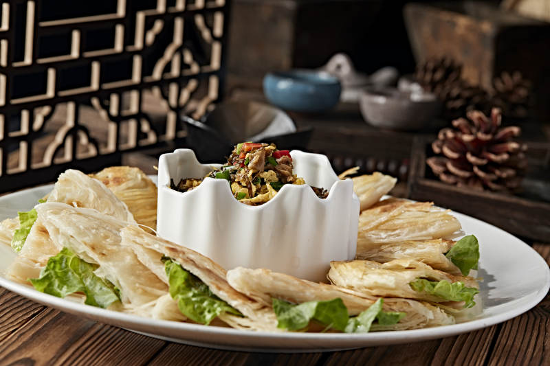 地皮菜辣椒粒炒柴鸡蛋配现烤一窝丝烧饼图片