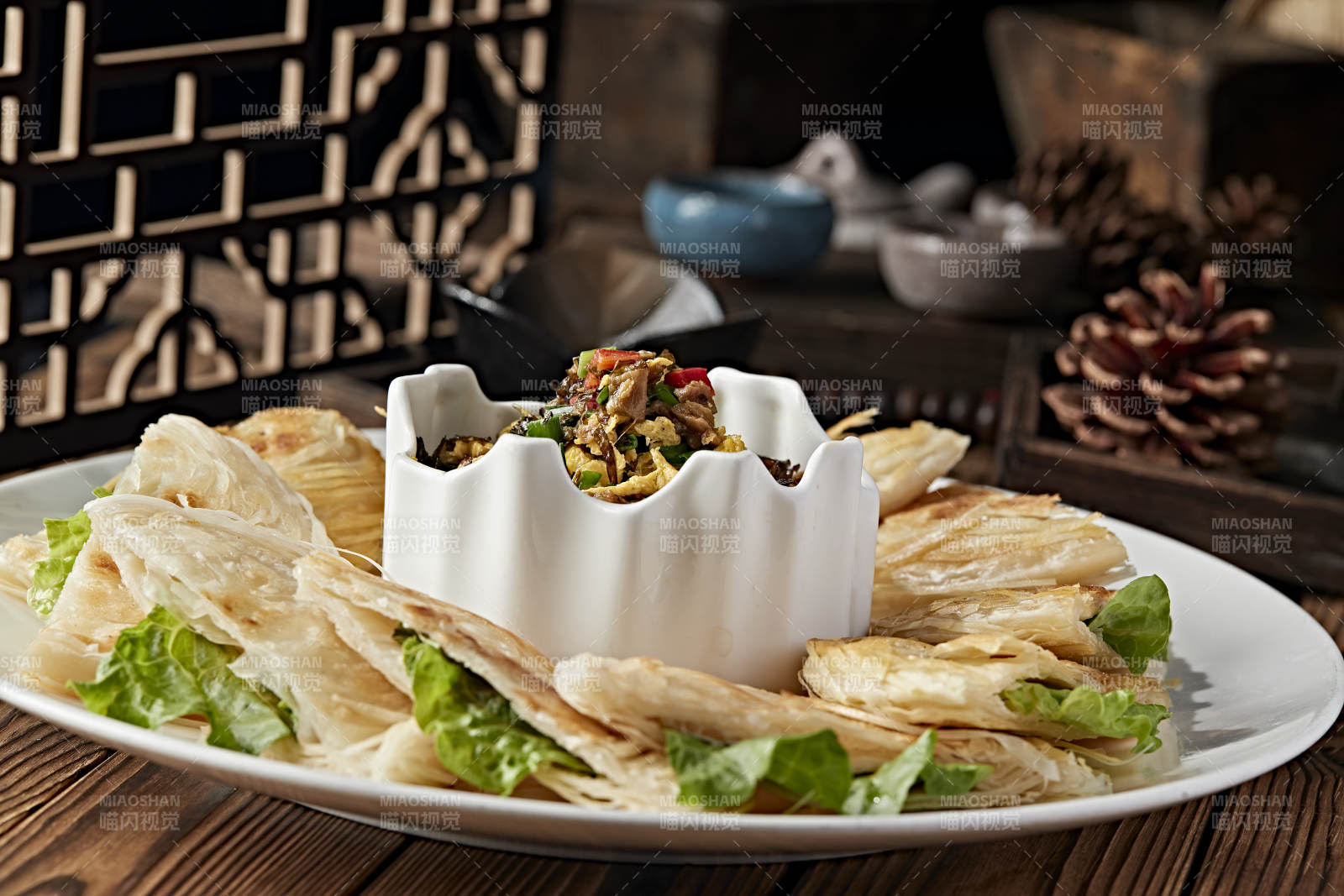 地皮菜辣椒粒炒柴鸡蛋配现烤一窝丝烧饼图片