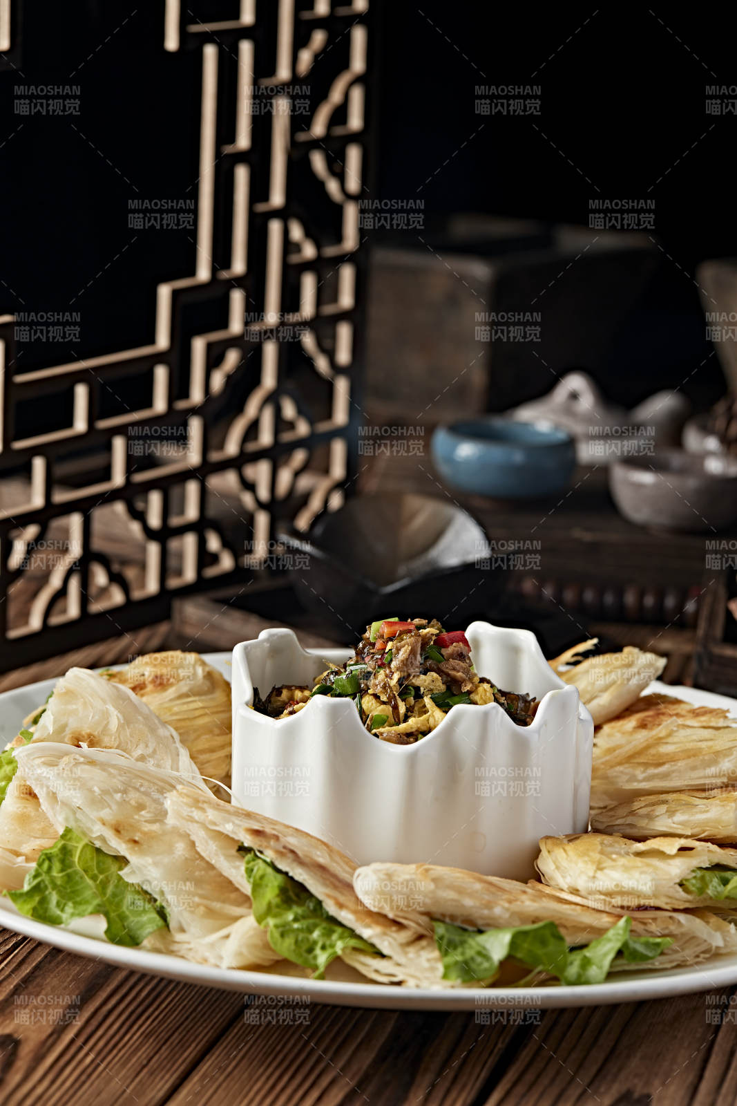 地皮菜辣椒粒炒柴鸡蛋配现烤一窝丝烧饼图片