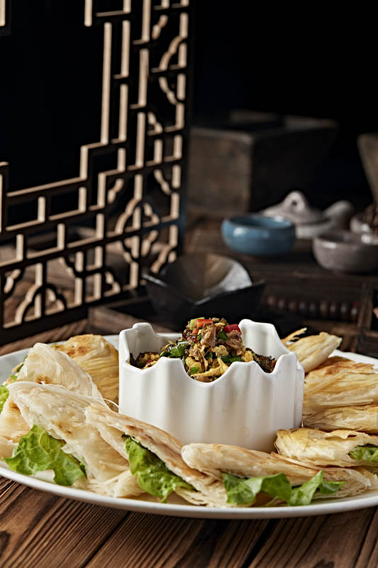 地皮菜辣椒粒炒柴鸡蛋配现烤一窝丝烧饼图片