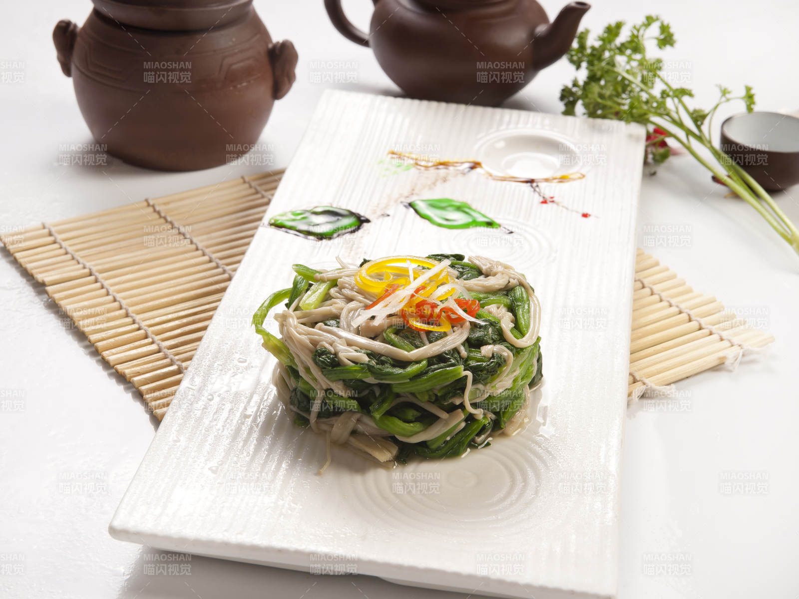 碗扣金针菇拌菠菜图片