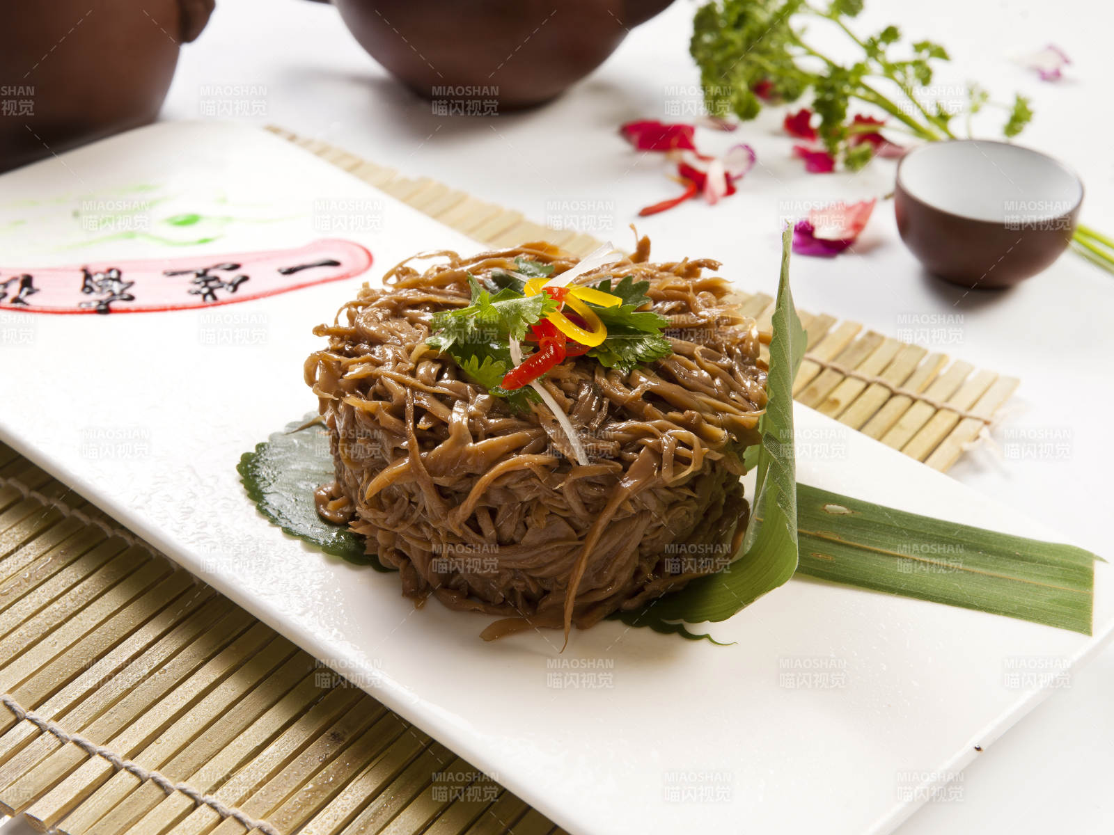 碗扣卤味茶树菇图片