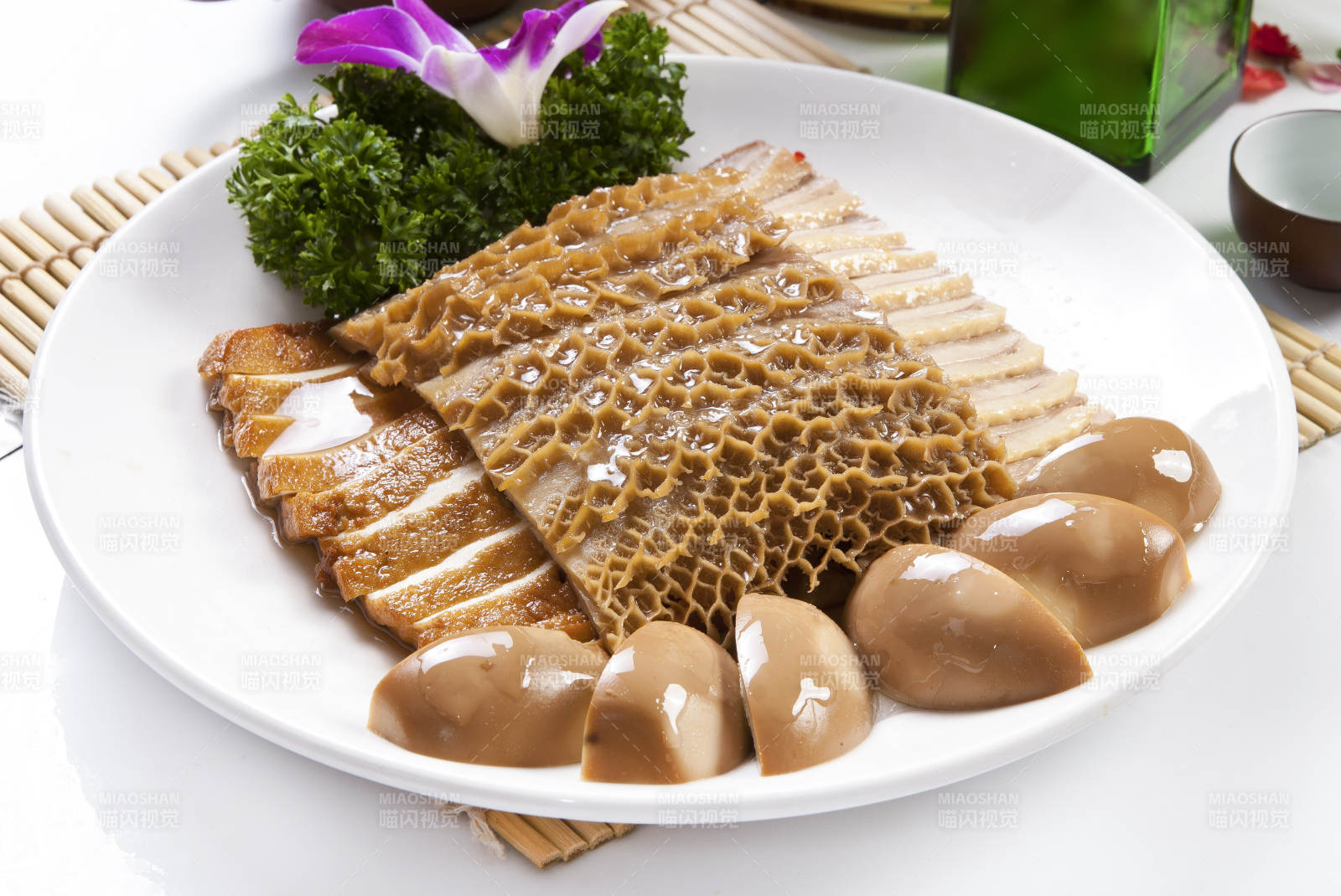 白色瓷盘装的卤水金钱肚图片