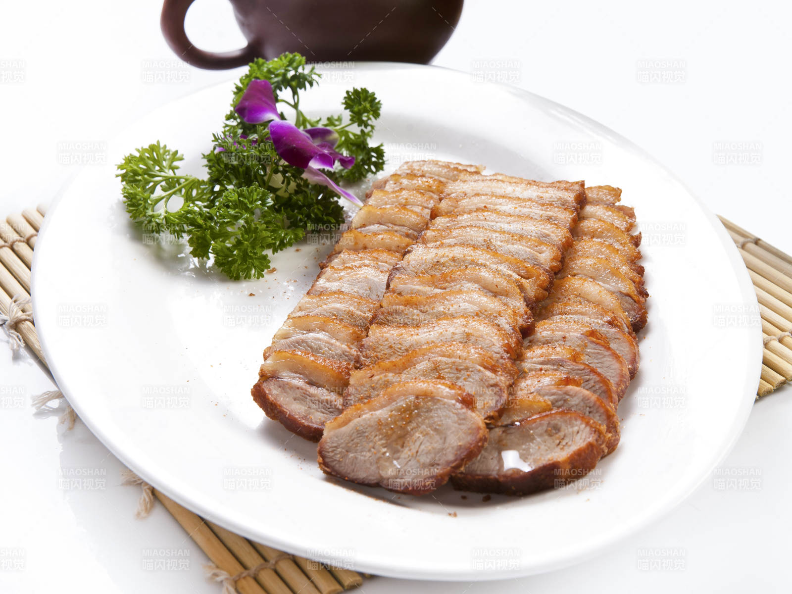 白色瓷盘装的烟熏鸭胸肉切片图片