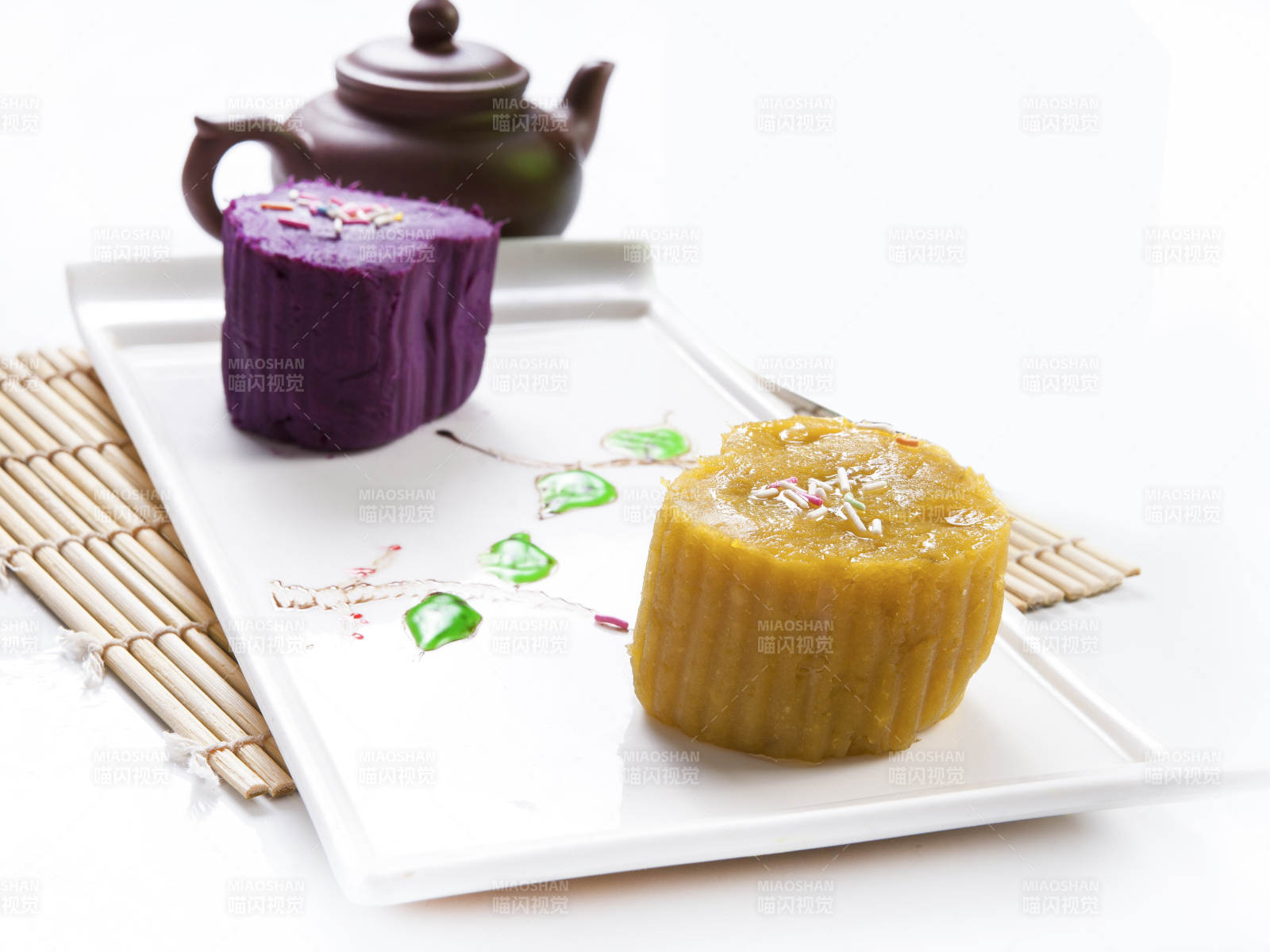 白色瓷盘装的茶餐心形紫薯泥图片