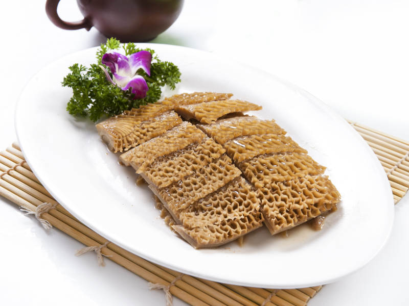 白色瓷盘装的卤水金钱肚图片