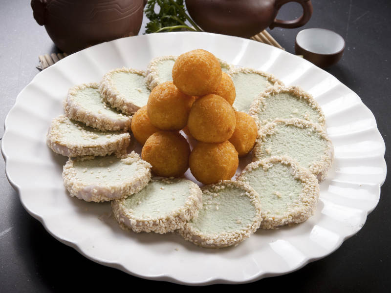 绿茶南瓜饼配油炸元宵图片