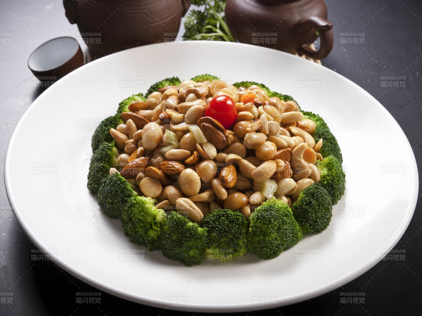 炝炒坚果配西蓝花图片