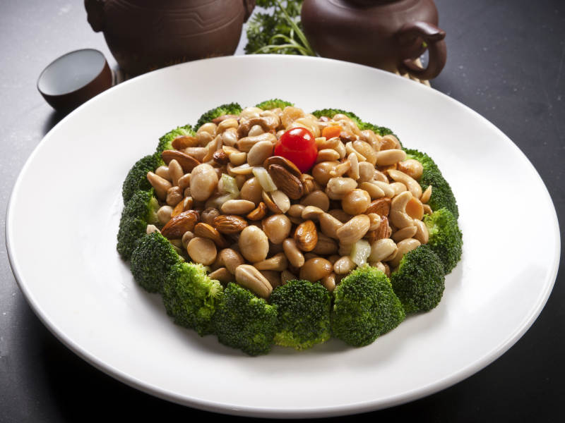 炝炒坚果配西蓝花图片