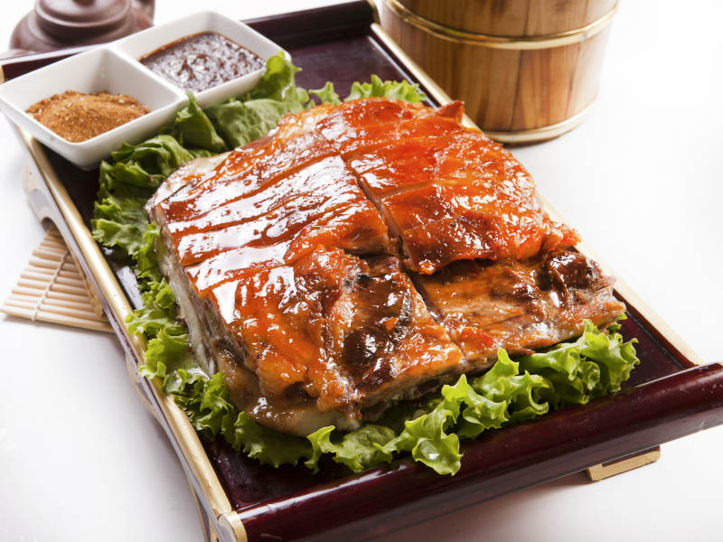 红色漆盘装的蒙古烤羊排图片