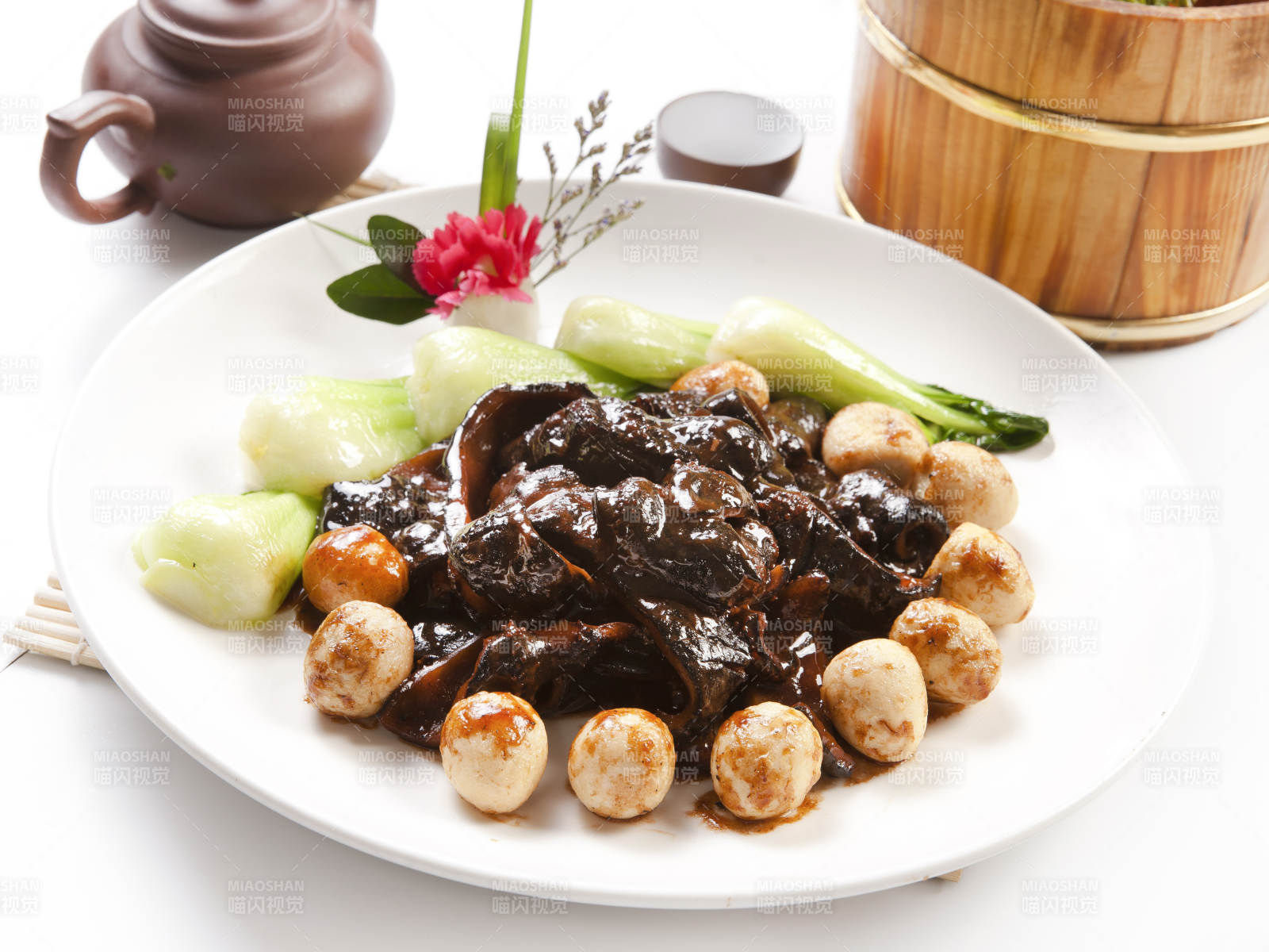 鲁菜葱烧海参皮鹌鹑蛋图片