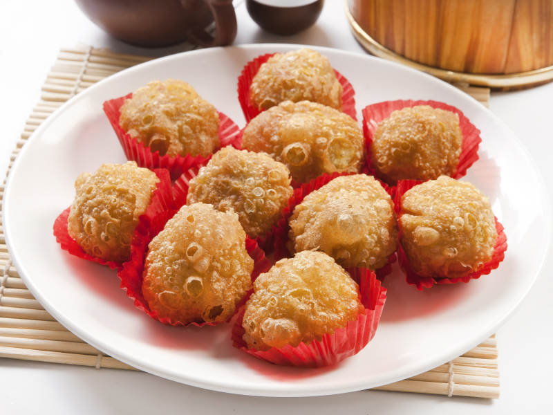 白色圆瓷盘装的油炸糕图片