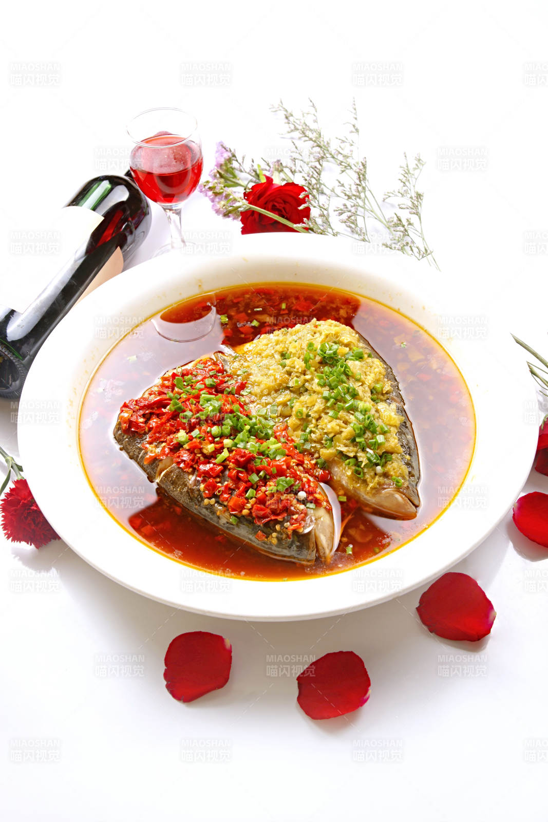 白色圆瓷盘装的双色大鱼头图片