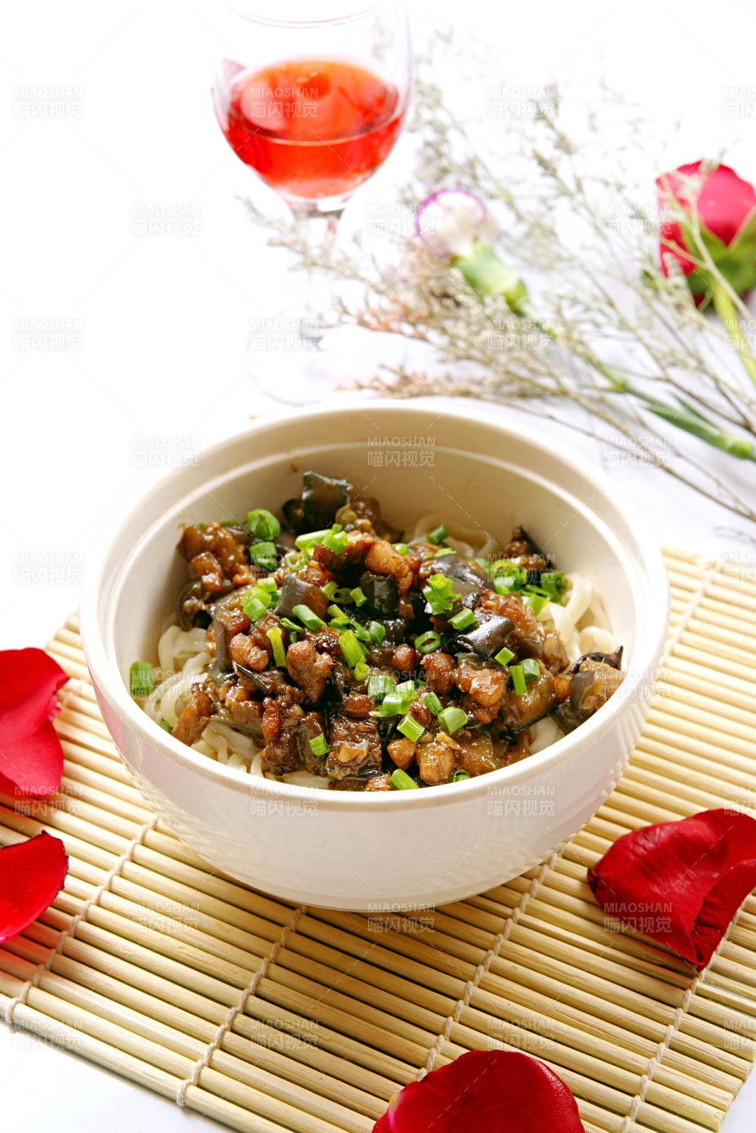 老妈茄丁面图片