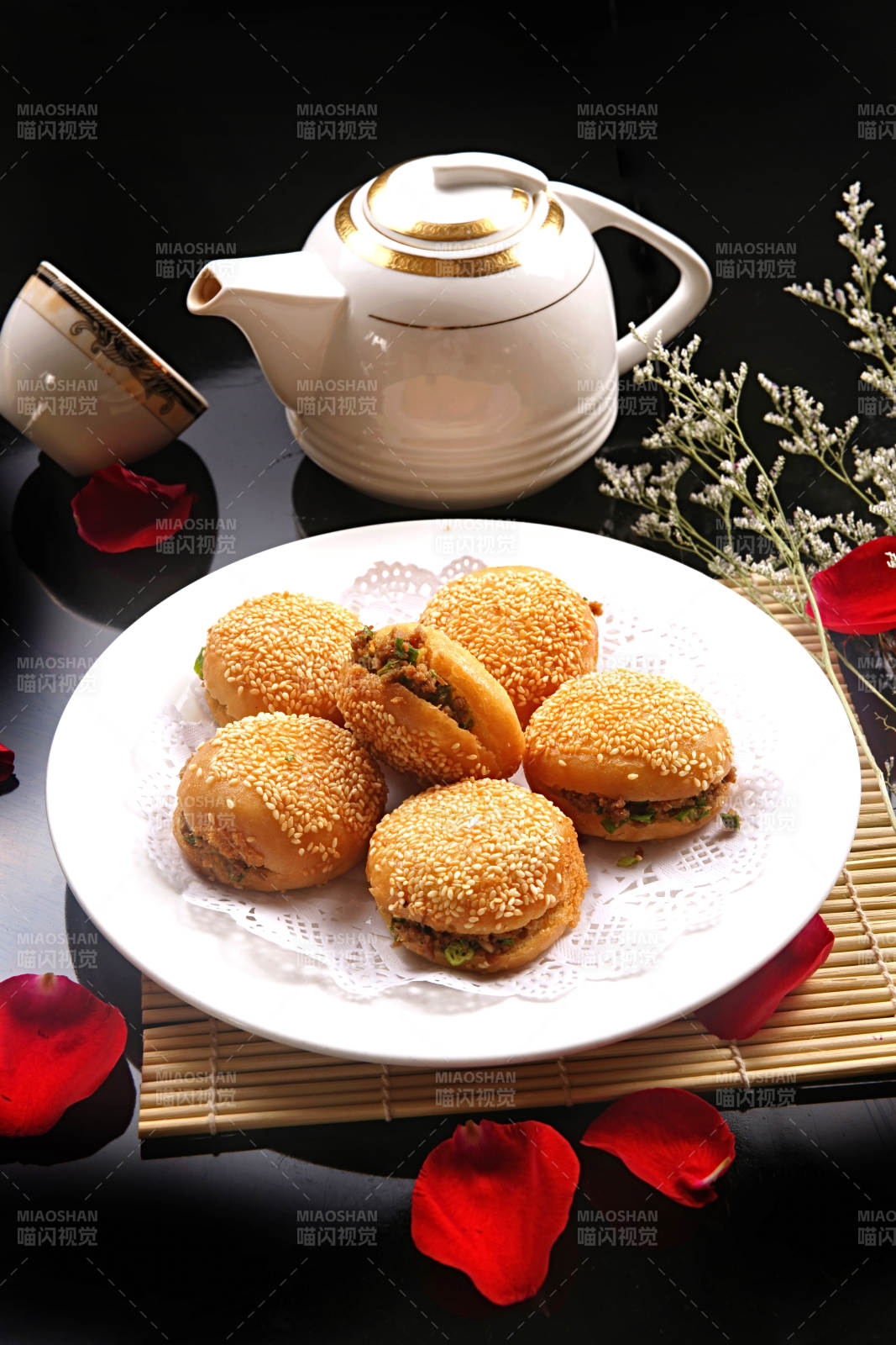 芝麻锅盔肉夹馍图片