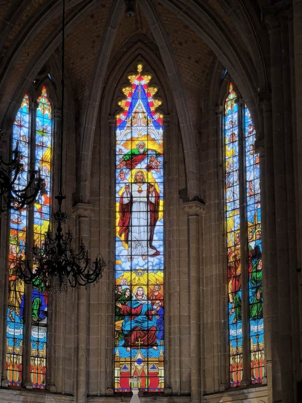 教堂彩绘玻璃窗中的圣像图片