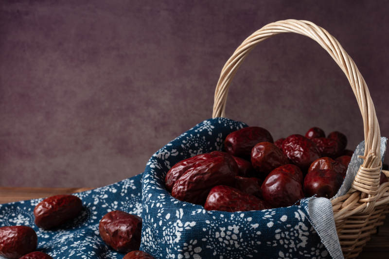红润枣子满篮香图片
