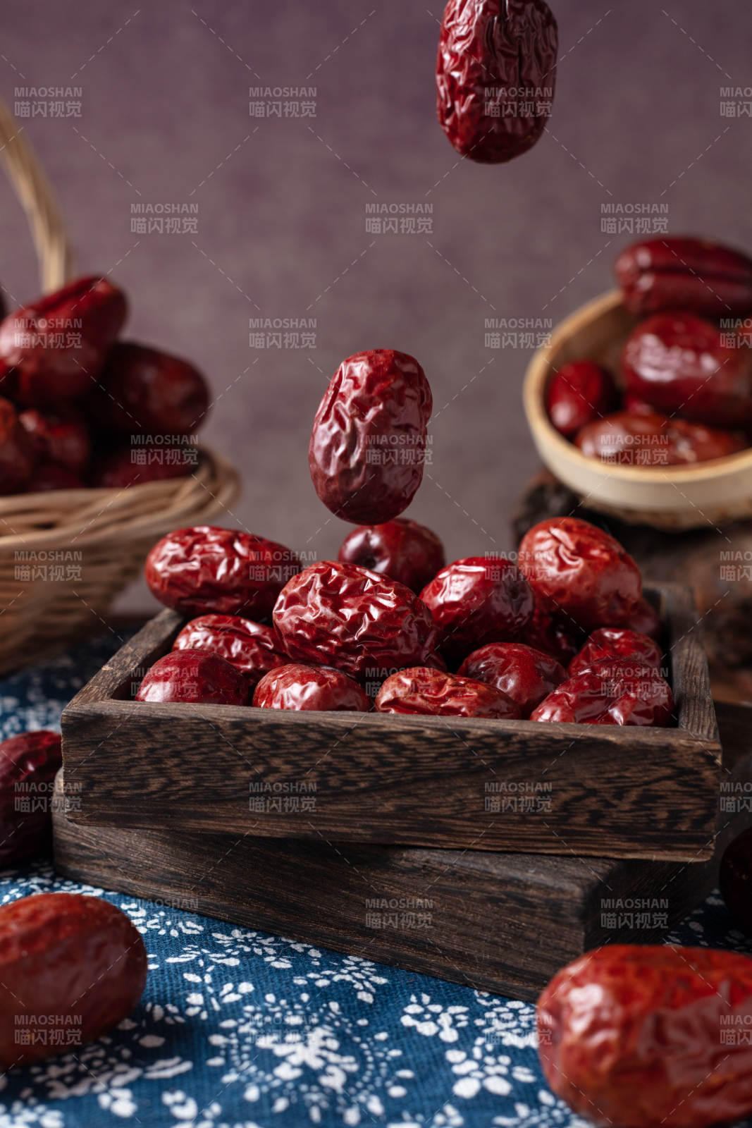 红枣飘落瞬间图片