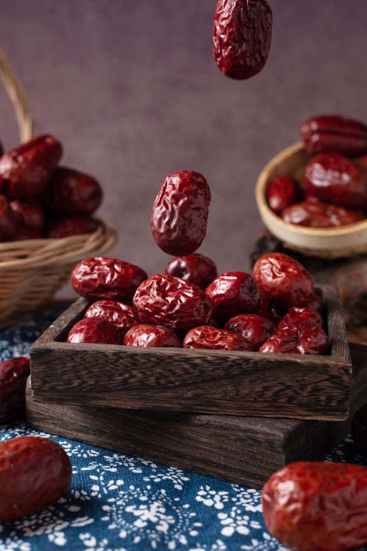 红枣飘落瞬间图片