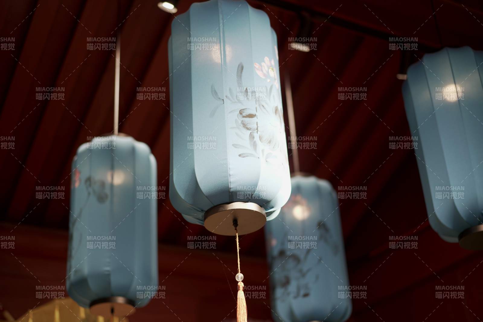 蓝灯悬垂 古韵悠然图片