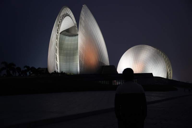 夜幕下的现代建筑扇贝图片